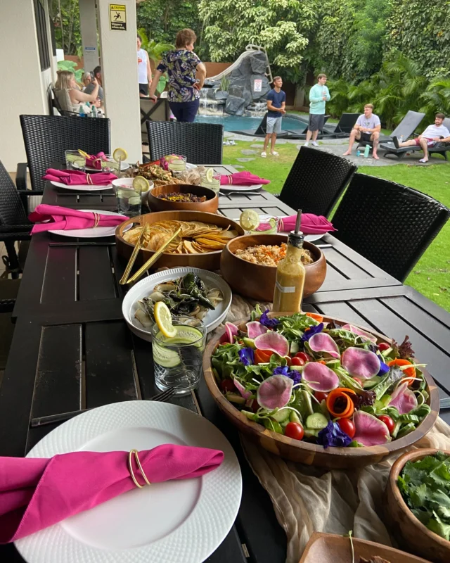 Another beautiful meal in paradise…. What’s really magic about this photo is seeing family playing in the background, getting to relax and enjoy making memories together while we knock out the cooking (and cleaning!!!). Our Casual Family Meals were created just for this purpose. Still delicious and with all the extra goodies to spoil, but with the intention of staying low-key, with the focus on sourcing farm-to-table delights and making a variety of picky all age eaters happy. We also love incorporating in special treats & mini activities for kids that are drawn to the kitchen like we are! If you’re planning a family vacation to Maui, please reach out to see how we can take the fuss out of meal planning. Mahalo all for your support 🙏🏻